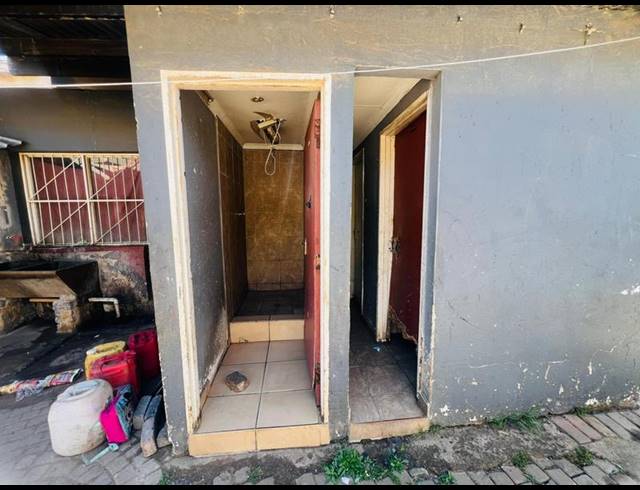 18 BEDROOM HOUSE FOR SALE IN KEMPTON PARK EXT 02